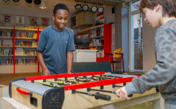 Potje tafelvoetbal bij buitenschoolse opvang - Up Kinderopvang aan de P van Vlietlaan in Rijswijk