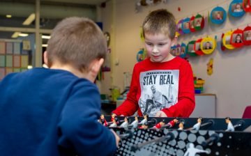 Potje tafelvoetballen bij buitenschoolse opvang - Up Kinderopvang aan de Derde Werelddreef in Delft