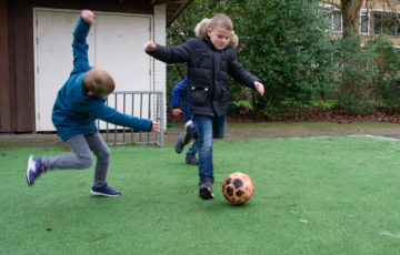 Profvoetballers bij buitenschoolse opvang - Up Kinderopvang aan de Labouchèrelaan in Rijswijk