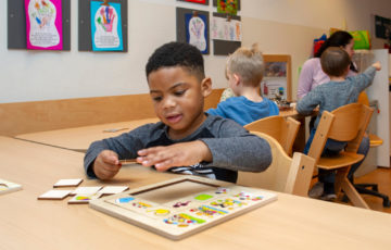 Puzzelen bij kinderdagverblijf - Up Kinderopvang aan de Willem van Rijswijckstraat in Rijswijk