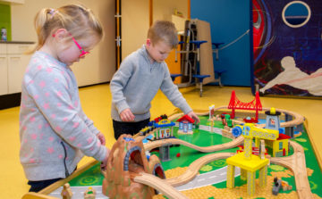 Racen op de tafel bij buitenschoolse opvang - Up Kinderopvang aan Laan van Hoornwijck In den Haag Ypenburg