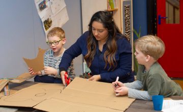 Zelf een gitaar maken bij Up kinderopvang aan Beetslaan in Rijswijk