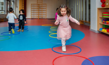 Rennen op het hoepelpad bij peuteropvang - Up Kinderopvang aan Dr Poelslaan in Rijswijk