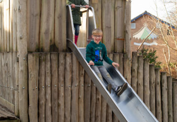 Roetsjen van de glijbaan bij buitenschoolse opvang - Up Kinderopvang aan de Willem van Rijswijckstraat in Rijswijk