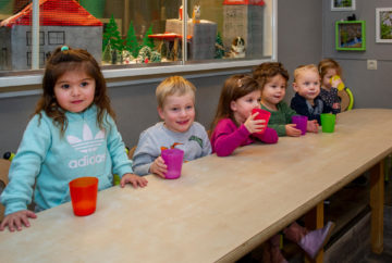 Samen aan tafel drinken bij kinderdagverblijf - Up Kinderopvang aan de Esdoornstraat Rijswijk