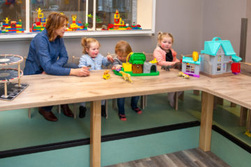 Samen aan tafel spelen bij kinderdagverblijf - Up Kinderopvang aan de Esdoornstraat Rijswijk