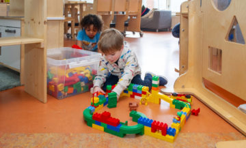Samen huizen bouwen bij kinderdagverblijf - Up Kinderopvang aan de Daniël Catterwijckstraat in Rijswijk