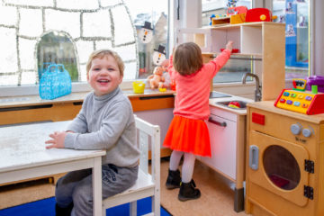 Samen in de keuken bij kinderdagverblijf - Up Kinderopvang aan de P. van Vlietlaan in Rijswijk