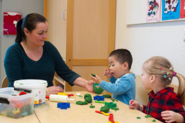 Samen kleien aan tafel bij buitenschoolse opvang - Up Kinderopvang aan Laan van Hoornwijck In den Haag Ypenburg