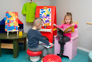 Samen lezen bij kinderdagverblijf - Up Kinderopvang aan de Wiardi Beckmanlaan in Rijswijk