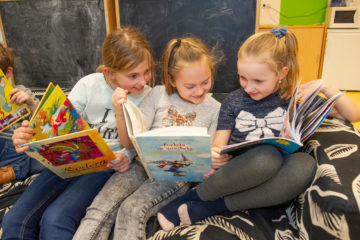 Samen lezen op de bank bij buitenschoolse opvang - Up Kinderopvang Den Haag Ypenburg