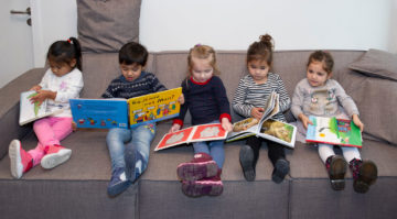 Samen lezen op de bank bij peuteropvang - Up Kinderopvang aan de P.C. Boutenslaan in Rijswijk