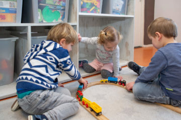 Samen spelen met de treinbaan bij kinderdagverblijf - Up Kinderopvang aan de Daniël Catterwijckstraat in Rijswijk