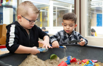 Samen spelen met de zandtafel bij peuteropvang - Up Kinderopvang aan de Henri Dunantlaan in Rijswijk