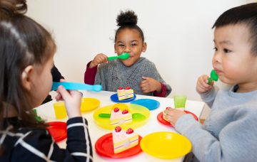 Samen taartjes eten bij Up Kinderopvang aan Admiraal Helfrichsingel Rijswijk