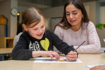 Samen tekenen bij buitenschoolse opvang - Up Kinderopvang aan de Wiardi Beckmanlaan in Rijswijk