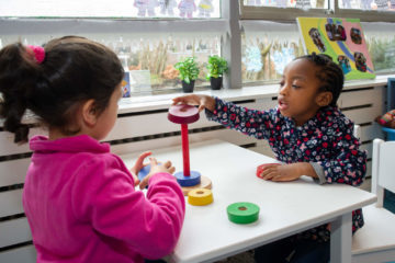 Samen torens stapelen bij peuteropvang - Up Kinderopvang aan Dr Poelslaan in Rijswijk