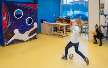 Scoren met binnenvoetbal bij buitenschoolse opvang - Up Kinderopvang aan Laan van Hoornwijck In den Haag Ypenburg
