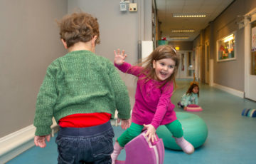 Spelen in de lange gang bij kinderdagverblijf - Up Kinderopvang aan de Esdoornstraat Rijswijk