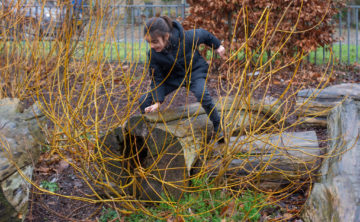 Spelen in de tuin bij buitenschoolse opvang - Up Kinderopvang aan de Wiardi Beckmanlaan in Rijswijk