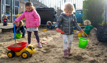 Spelen in de zandbak bij kinderdagverblijf - Up Kinderopvang aan de Daniël Catterwijckstraat in Rijswijk