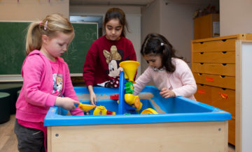 Spelen met de zandtafel bij buitenschoolse opvang - Up Kinderopvang aan de Wiardi Beckmanlaan in Rijswijk