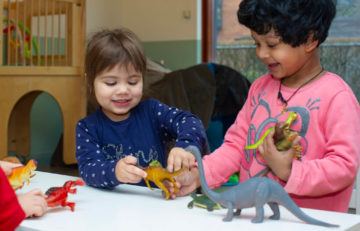 Spelen met dinos bij kinderdagverblijf - Up Kinderopvang aan Wethouder Fischerplantsoen in Den Haag Ypenburg