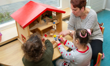 Spelen met het poppenhuis bij kinderdagverblijf - Up Kinderopvang aan de Wiardi Beckmanlaan in Rijswijk