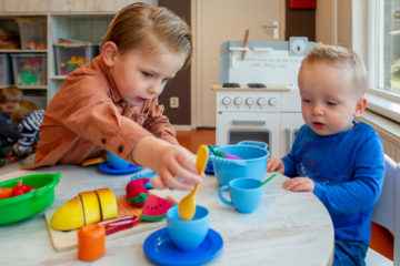 Spelen met het theeservies bij kinderdagverblijf - Up Kinderopvang aan de Daniël Catterwijckstraat in Rijswijk