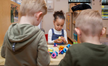 Spelen met vrienden bij kinderdagverblijf - Up Kinderopvang aan de Willem van Rijswijckstraat in Rijswijk