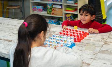 Spelletje spelen met vrienden bij bso Up Kinderopvang aan Admiraal Helfrichsingel Rijswijk