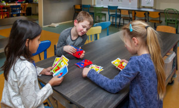 Spelletjes spelen bij buitenschoolse opvang - Up Kinderopvang aan de Van Alkemadestraat in Delft