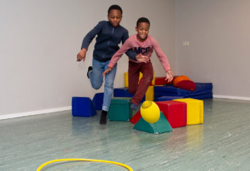 Sporten in de gymzaal bij buitenschoolse opvang - Up Kinderopvang aan de Wiardi Beckmanlaan in Rijswijk