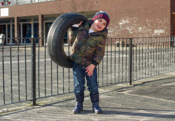 Sterke mannen bij kinderdagverblijf - Up Kinderopvang aan de Steenuillaan in Den Haag Ypenburg