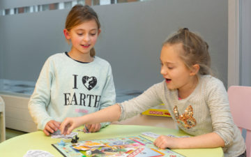 Strijden tijdens een spelletje bij buitenschoolse opvang - Up Kinderopvang aan Laan van Hoornwijck In den Haag Ypenburg