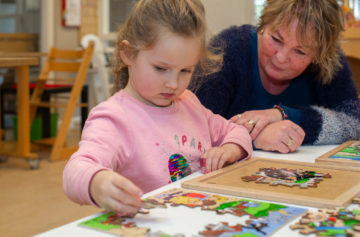 Stukje voor stukje een puzzel maken bij kinderdagverblijf - Up Kinderopvang aan de Labouchèrelaan in Rijswijk