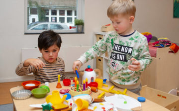 Taart versieren bij kinderdagverblijf - Up Kinderopvang aan de Willem van Rijswijckstraat in Rijswijk