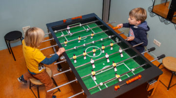 Tafelvoetballen op de buitenschoolse opvang van Up Kinderopvang