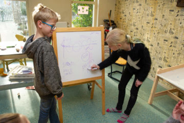 Tekenen bij buitenschoolse opvang - Up Kinderopvang aan de Van Alkemadestraat in Delft