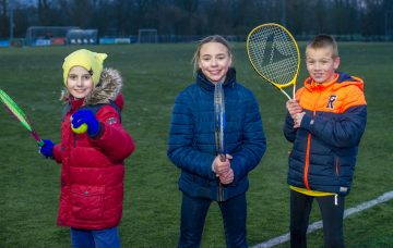 Tennissen voor de deur van buitenschoolse opvang - Up Kinderopvang aan de Brasserskade in Den Haag Ypenburg