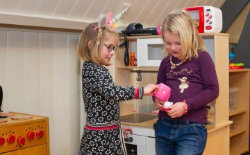 Theedrinken en bijkletsen bij buitenschoolse opvang - Up Kinderopvang aan Caspar Fagelstraat in Delft