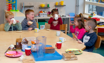 Tijd om te eten bij kinderdagverblijf - Up Kinderopvang aan de Wiardi Beckmanlaan in Rijswijk