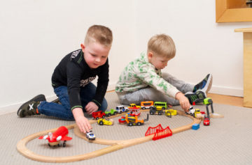 Treinbaan bouwen bij kinderdagverblijf - Up Kinderopvang aan de Willem van Rijswijckstraat in Rijswijk