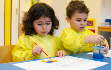 Verven en spelen met kleur bij kinderdagverblijf - Up Kinderopvang aan de Steenuillaan in Den Haag Ypenburg