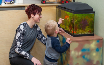 Visjes zoeken in het aquarium bij kinderdagverblijf - Up Kinderopvang aan de Esdoornstraat Rijswijk