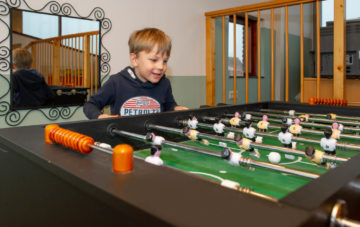 Voetballen aan de tafel buitenschoolse opvang - Up Kinderopvang aan Wethouder Fischerplantsoen in Den Haag Ypenburg