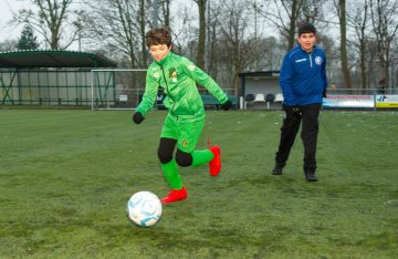 Voetballen bij buitenschoolse opvang - Up Kinderopvang aan de Brasserskade in Den Haag Ypenburg