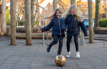 Voetballen op het plein bij buitenschoolse opvang - Up Kinderopvang aan Caspar Fagelstraat in Delft