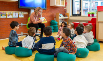 Voorlezen bij kinderdagverblijf - Up Kinderopvang aan de Steenuillaan in Den Haag Ypenburg