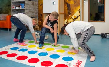 Wie wint er met Twister bij bso Up Kinderopvang aan Admiraal Helfrichsingel Rijswijk